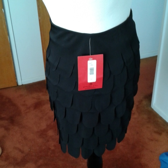 NWT. Pull-on black skirt with layers of U cuts - Picture 3 of 7